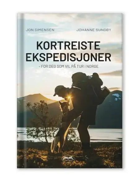 Bokomslag : Kortreiste ekspedisjoner - for deg som vil på tur i Norge. Av Jon Simensen og Johanne Sundby. Bildet viser hund som står på to bein mot sin eier, med solnedgang, fjell og vann i bakgrunn