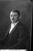 Porträtt av okänd man med mustasch, bröstbild.