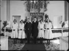 Fotografi i serie för identifiering av motiv ur A C Hultgrens fotosamling.

Kommentar:
Konfirmation i Svinhults kyrka under ledning av komminister Otto Nothhacksberger, verksam i Svinhult från 1931.