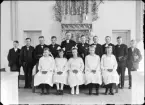 Fotografi i serie för identifiering av motiv ur A C Hultgrens fotosamling.

Kommentar:
Konfirmation i Svinhults kyrka under ledning av komminister Lars Wennberg.