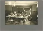 Fotografi från en Kindergarten i Stockholm där barnen handarbetar.