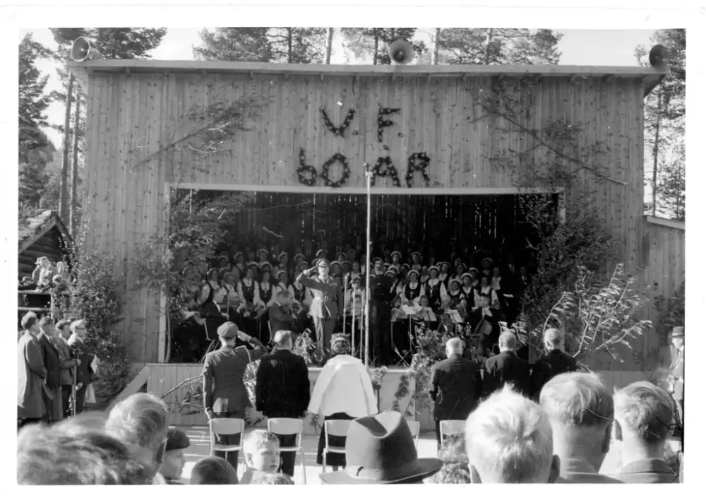 Scene på stølsområdet på Valdres Folkemuseum - frå sekstiårsjubileet med kong Olavs som heidersgjest
