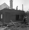 I skuggan av kriget och behov av vedbrand revs stora delar av kåkbebyggelsen i kvarteret Bokbindaren i Linköping 1944. I stunden rivs ett gårdshus till Ågatan 13.