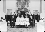 Fotografi i serie för identifiering av motiv ur A C Hultgrens fotosamling.

Kommentar:
Konfirmation i Svinhults kyrka under ledning av komminister Lars Wennberg (1860-1933).