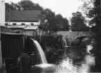 Parti av Nyköpingsån med f d uppsättningsverkstaden till Nyköpings mekaniska verkstad. (1928 Svalins mekaniska verkstad). Foto från Bembron mot öster. Folkungabron syns i fonden.