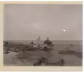 Några barn som står på klippor presic vid havet/en sjö. Bilder ser ut att vara tagen på tidigt 1900-tal.
