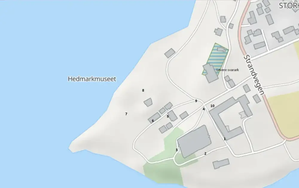 Kartutstnitt til bruk på skoledager for Hamar katedralskole 2. og 4. juni 2026, som viser Domkirkeodden med skisse av bygninger og tall som viser hvor de ulike postene til naturstien ligger.