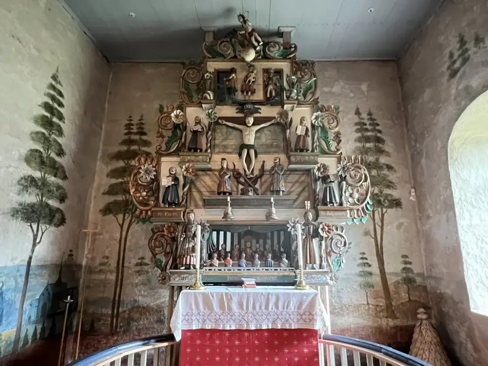 Altertavle og veggmåleri i Ulnes kyrkje