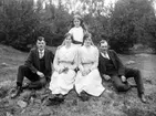 Barnen till makarna Johan August och Ida Augusta Johansson i Norra Bråta samlade för fotografering. Vi känner några av dem endast till sina fullständiga dopnamn. Sittande från vänster ser vi Karl Ernst, Ebba, Anna och August Herman Efraim. Den yngre, stående flickan hette Anna Margit och var fosterbarn i familjen. Född i Stockholm 1911. Foto omkring 1918.