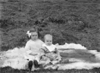 Makarna Josef André och Anna Hultgrens barn Viola och Nils fotograferade 1920 eller möjligtvis 1921. Föräldrarna var arrendatorer i Flinstorp i Svinhult.