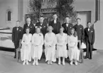 Konfirmation i Svinhults kyrka under ledning av komminister Folke Franzén. Bland konfirmanderna har Tage Arvidsson (nr 3 fr.v) och Bertil Hultgren (nr 5 fr.v.) identifierats. De var hemmahörande i Fundshult, Norrgården respektive Sörgården.