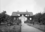 Överläkarebostaden vid Linköpings centrallasarett dokumenterad omkring 1930.

Anm: Reservation för attribuerad fotograf.
