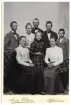 Familjefoto över en familj på 8 personer.