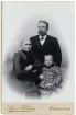 Kabinettfoto över bokbindare Dahlin med fru och dotter oklart vem.  (Fru FDahlin var förut gift Westberg).