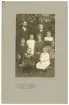 Familjefoto över en familj med tvu vuxna och 6 barn.