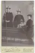 Kabinettfoto över tre kvinnor och ett barn i en båt.
