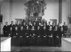 Fotografi i serie för identifiering av motiv ur A C Hultgrens fotosamling.

Kommentar:
Konfirmation i Svinhults kyrka under ledning av komminister Lars Wennberg.