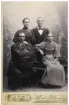 Kabinettkort över 2 kvinnor och två män vid 1900-talets början.