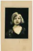 Porträtt över en ung flicka troligen taget på 1910-talet.