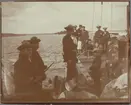 Landstormsmän vid strand, båt med landgång.