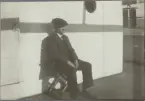 Man på fällstol ombord ett fartyg.