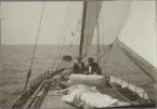 Fördäcket av ett segelfartyg på havet.