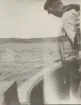 Matros vid relingen på ett fartyg.