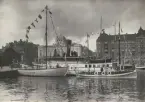 Sjöräddningsfartyg: en segelbåt och en motorlivbåt vid kaj i Nybroviken. Den ena segelbåten är 