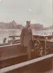 Skeppare på båt vid Strömparterren, troligen sjöräddningsbåten Victor Hellström (SSRS).