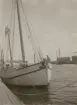 Fartyg vid kaj, arbete pågår ombord.