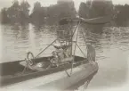 Planande båt med drift av luftpropeller, omkring 1920. Text på baksida 