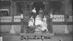 Foto av kvinnor som sitter på verandatrappan till Gröndal, 1910.