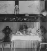 Foto av matsalen på Gröndal och Ingrids födelsedagsbord, 1898 (enligt bildtext i album).