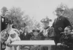 Foto fr. vänster i bild: morfar, mamma, Inga och Harald, Ruth, Fru Schotte, Herr Schotte och farmor, Gröndal 1896 (enligt bildtext i album).