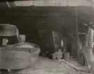 Några båtar i ett båtskjul. En heter Tore.
