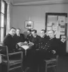 Marinofficerare samlade vid bord på Stockholms örlogsstation.