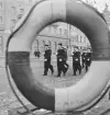 Flottister från Stockholms örlogsstation marscherar på Strömkajen.