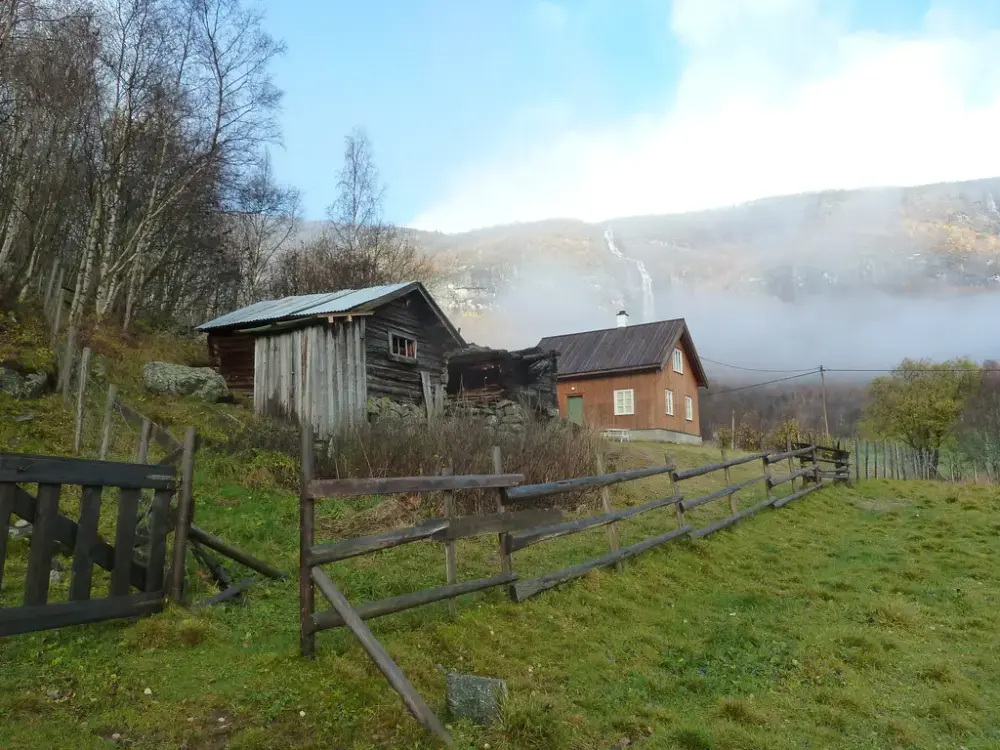 to gamle hus i kulturlandskap
