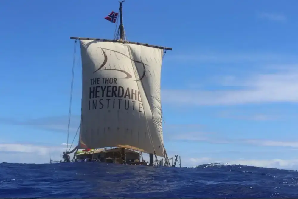 Fotografi av seilbåt med teksten "The Thor Heyedahl Institute" på seilet