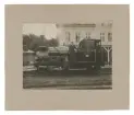 Tågpersonal och ångloket KALMAR står utanför järnvägsstationen i Kalmar.