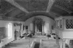 År 1745 kom arbetet igång att utvidga socknens medeltida kyrkobyggnad i Vist. Den nya kyrkan fick en mycket påkostad inredning. Kostnaderna kunde delas av inte färre en tre säterier i socknen som i gengäld fick patronatsrätten alternerad mellan sig. Kyrkans iögonfallande innertak målades av Sven Gustavsson Stoltz från Vadstena. Altartavlan, utförd av Johan Jerling, skänktes av grevinnan Christina Piper på Sturefors. För innehavarna av samma gods färdigställdes läktaren närmast till höger.