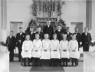 1923 års konfirmationsgrupp i Svinhults kyrka under ledning av komminister Lars Wennberg. Bland ungdomarna har Einar Edvinsson (nr 6 fr.v.) och Emil Hultgren (nr 8 fr.v.) identifierats. Båda boende i Fundshult, Norrgården respektive Backgården.