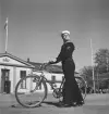 Flottist med cykel på Stockholms örlogsstation, Skeppsholmen.