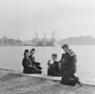 Stockholms örlogsstation, Skeppsholmen. Svenska marinlottor blir fotograferade av kanadensiska flottister på besök.
