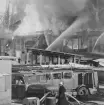 Brand i interimsförrådet på Stockholms örlogsvarv. Brandkåren utför släckningsarbete.