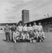 Fotbollslag från Stockholms örlogsstation på Stockholms stadion i samband med en vänskapsmatch under sovjetiskt flottbesök.