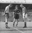 Fotbollsmatch mellan svenska och sovjetiska flottister på Stockholms stadion under flottbesök.