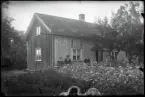 Familj vid hus