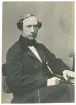 Porträtt av en äldre man sittandes på en stol, bilden är troligen tagen på 1880-talet.
