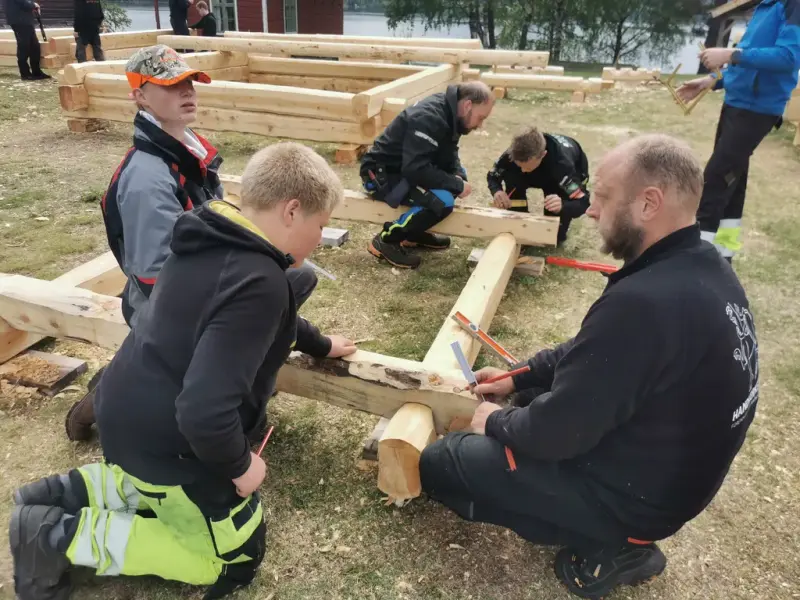 to vaksne, to unge - dei laftar